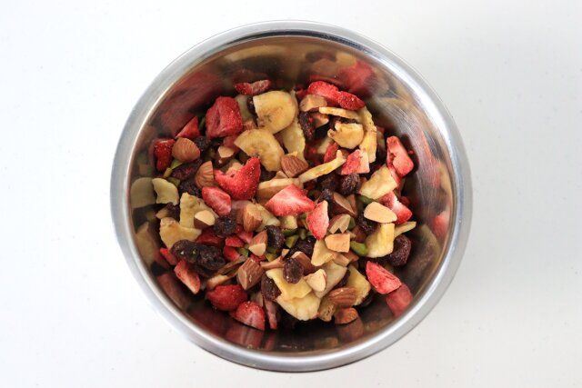 チョコバナナグラノーラ レシピ フィリングの材料を刻んで混ぜる