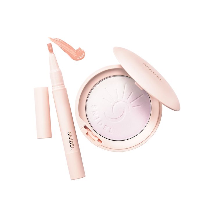 スナイデル 左：SNIDEL セット アップ コンシーラー 02,右：SNIDEL UV プレスト パウダー n EX00