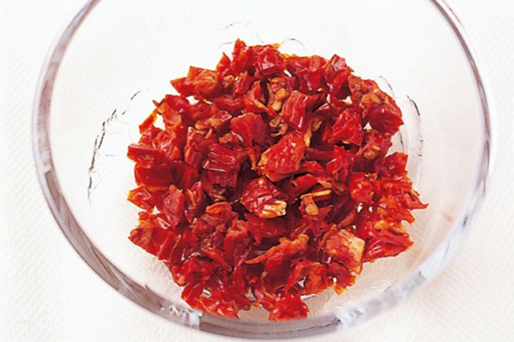 ドライトマトを熱湯に浸す