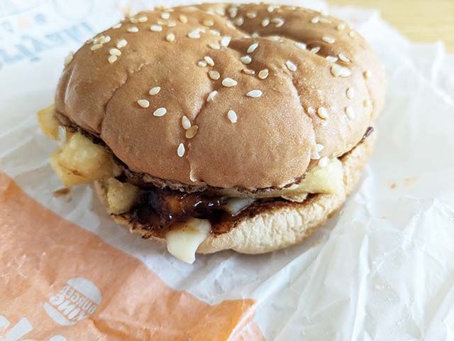 バーガーキングの新商品「THE FAKE BURGER（ザ・フェイク・バーガー）」の包を開けた様子