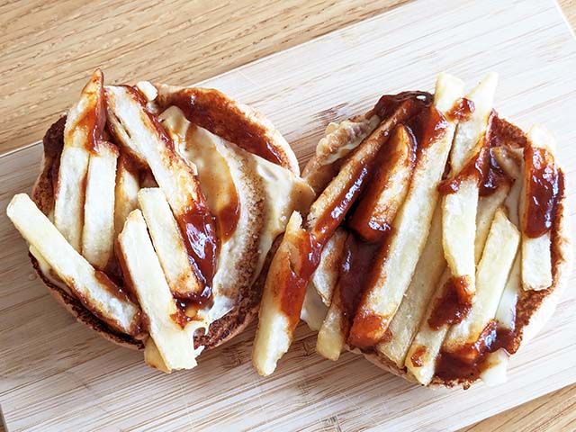 バーガーキングの新商品「THE FAKE BURGER（ザ・フェイク・バーガー）」のバンズを剥がした様子