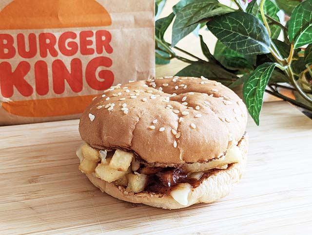 バーガーキングの新商品「THE FAKE BURGER（ザ・フェイク・バーガー）」がテーブルに置かれている様子