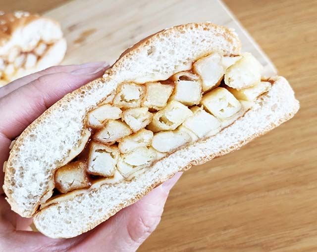 バーガーキングの新商品「THE FAKE BURGER（ザ・フェイク・バーガー）」を手で持っている様子