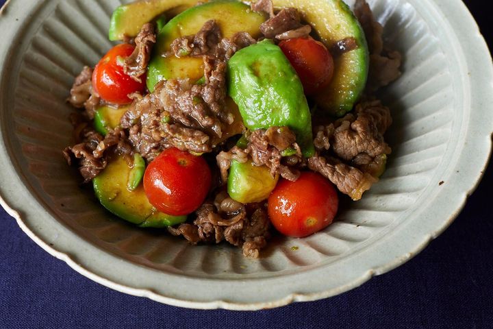 とろける食感が魅力の“アボカドと牛肉のすき煮”