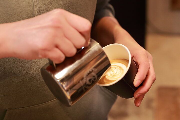 歴史あるお寺の門前で美味しいコーヒーとクレープを。レトロな風景が広がる「テラカドコーヒー」