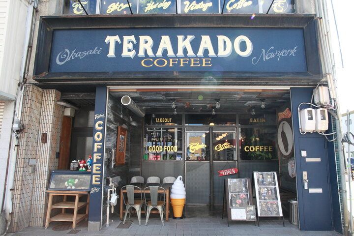 歴史あるお寺の門前で美味しいコーヒーとクレープを。レトロな風景が広がる「テラカドコーヒー」