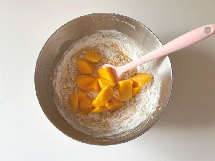 【簡単米粉レシピ】じゅわっとマンゴークリームチーズの米粉ケーキ【渡辺友美子のコーヒーに合うお菓子のレシピ vol.37 〜レシピで旅するヨーロッパ〜】