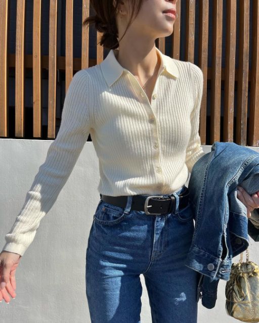 UNIQLOの白のエクストラファインメリノリブポロカーディガンを着用