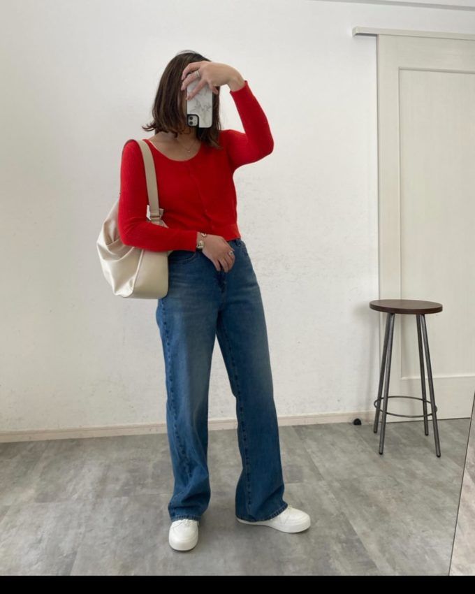 UNIQLO：Cのレッドの「レースラウンドネックショートカーディガン(長袖)」×デニムパンツ