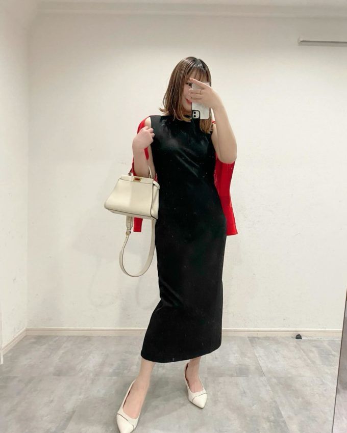 UNIQLO：Cのレッドの「レースラウンドネックショートカーディガン(長袖)」×クレープジャージーワンピース