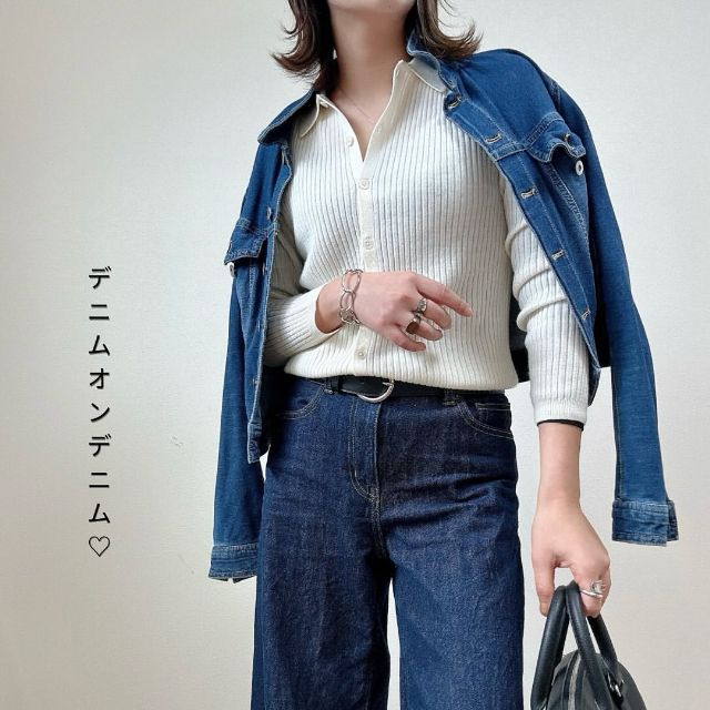 UNIQLOの白のエクストラファインメリノリブポロカーディガンとデニムのコーデ