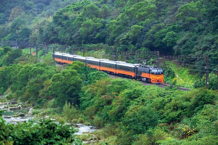 台湾の食堂付き観光列車「鳴日廚房 THE KITCHEN」