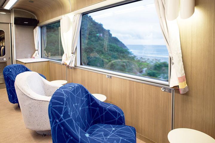 鳴日廚房 のリビングカー