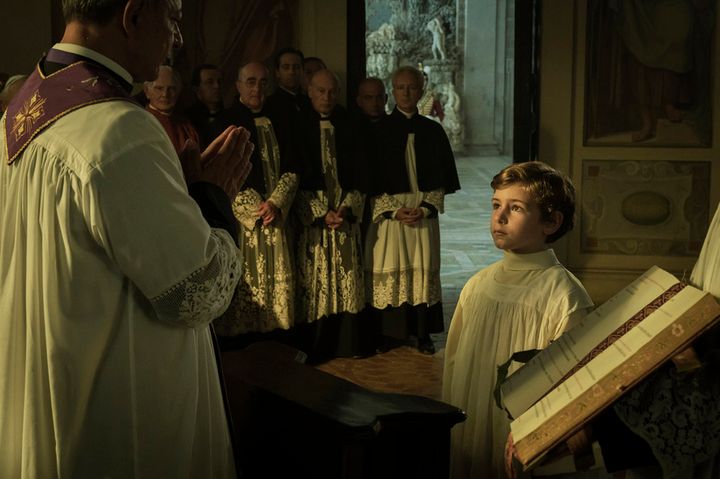 絶対権力による少年誘拐事件、両親と引き離された幼子の涙に怒りが湧き上がる