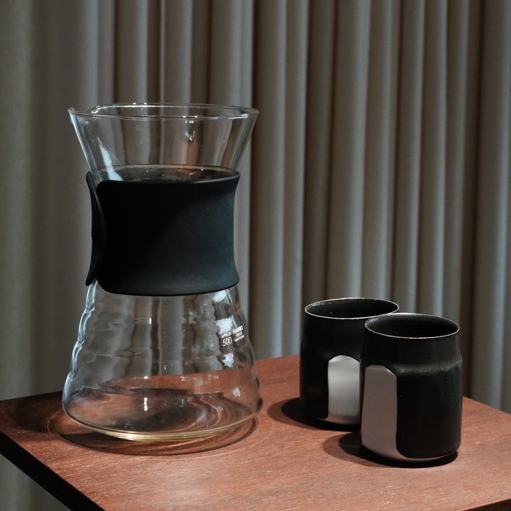 〈HARIO〉のデカンタと吉田直嗣の湯呑み