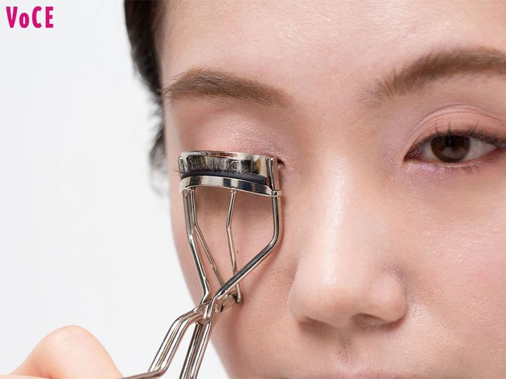 〈３〉アイラッシュカーラーでまつげを上げる。