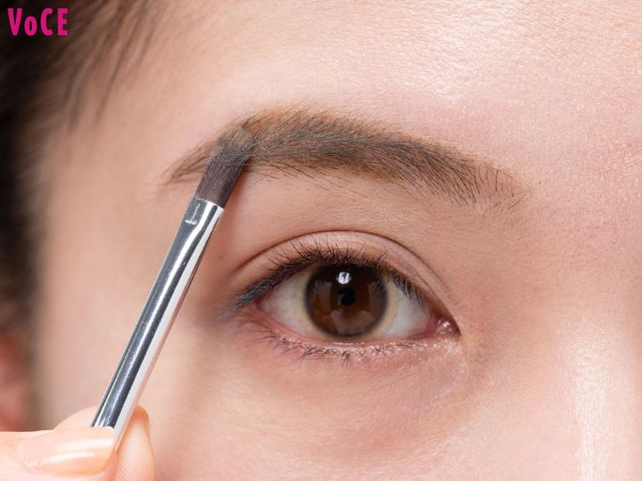 〈２〉太いチップでふんわり眉毛全体にパウダーをのせる。