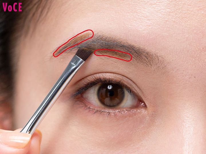 〈１〉細いチップで眉下＆眉山から眉尻に短いアウトラインを描く。