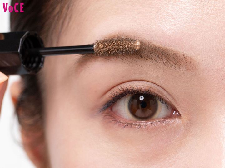 〈３〉眉マスカラで眉毛全体を明るく染める。