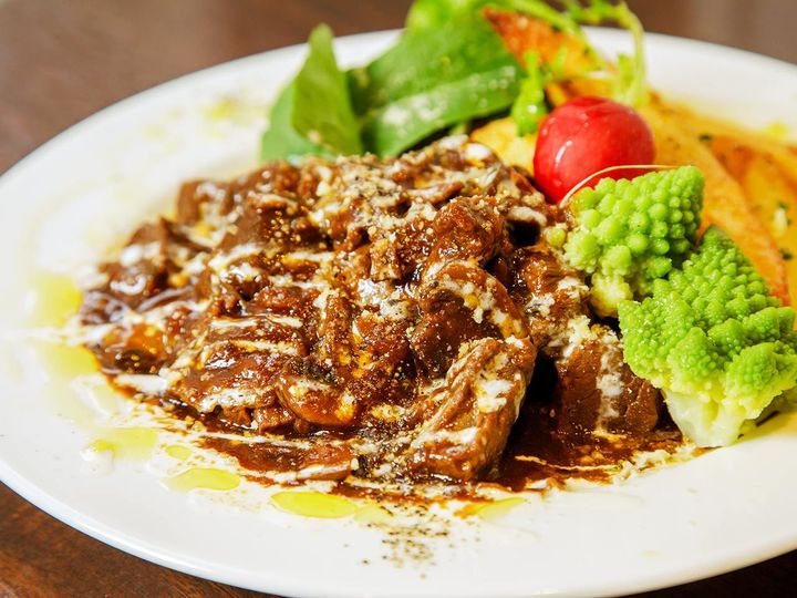 馬車道『立ち飲み食堂ウルトラスズキ』の「蝦夷鹿のビール煮込み」