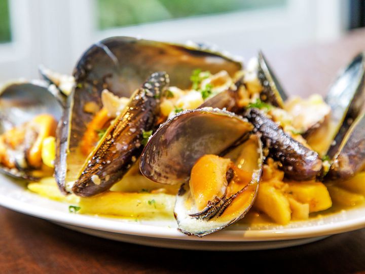 馬車道『立ち飲み食堂ウルトラスズキ』の「生ムール貝のブルゴーニュソテー」