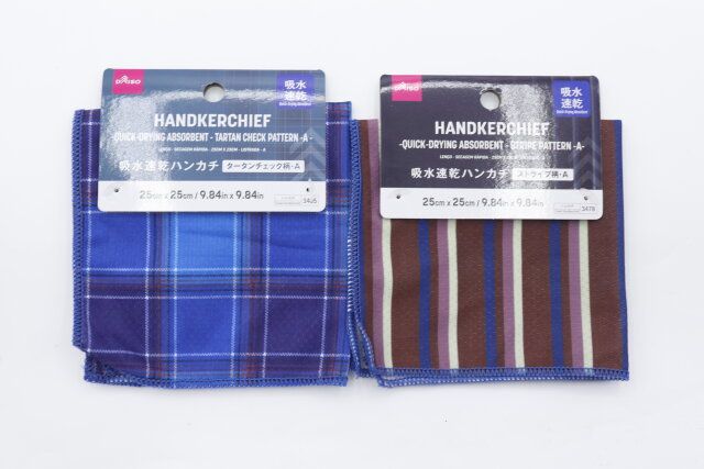 ダイソーの吸水速乾ハンカチ タータンチェック柄Aと吸水速乾ハンカチ ストライプ柄Aのパッケージ