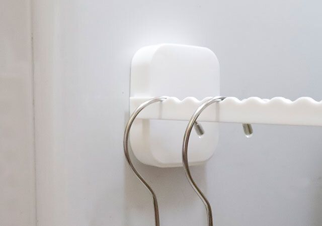 ダイソーの壁掛けハンガー用フックにハンガーを掛けた様子