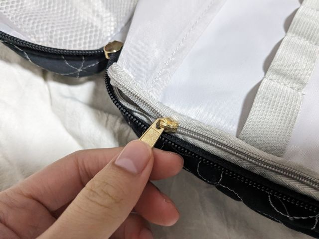 鹿の間ポーチ蓋を閉められるジッパー