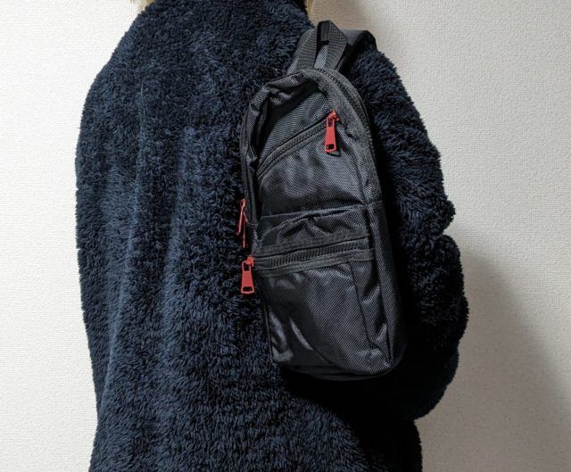 バッグを肩にかけたところ