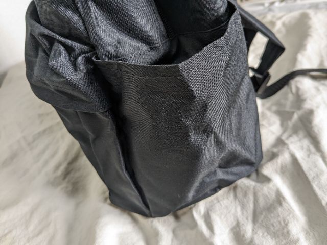 便利なサイドポケット