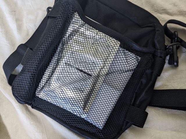 ショルダーバッグのメッシュポケット