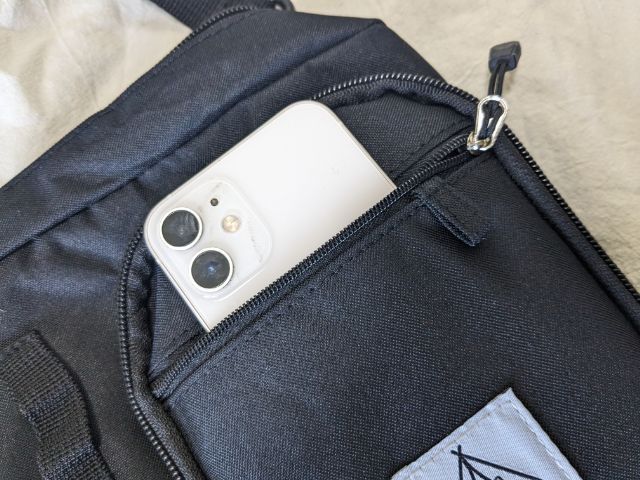 フロントポケットにスマホ