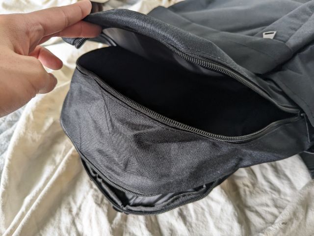 大容量バッグを開ける