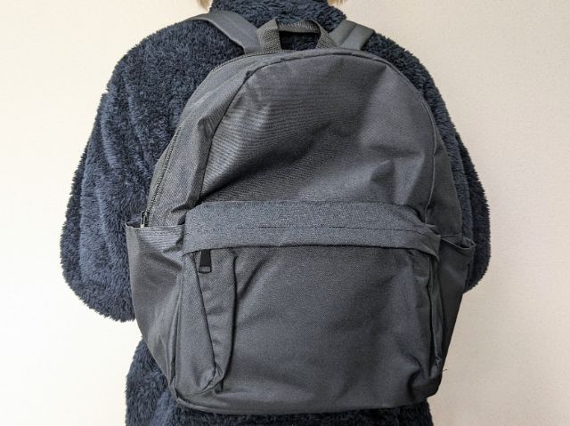 大容量バッグを背負う