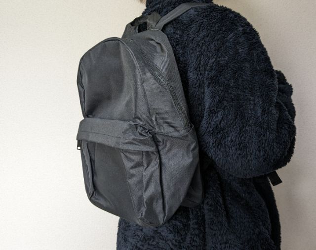 バッグを背負う横からみた姿