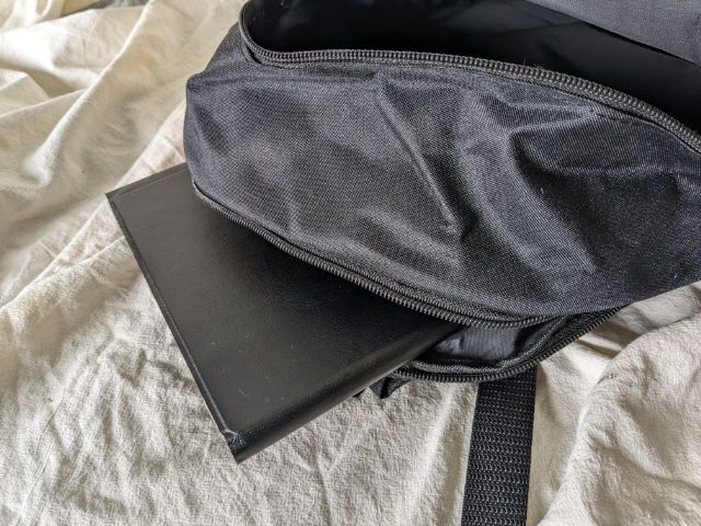 大容量バッグの背面のポケット