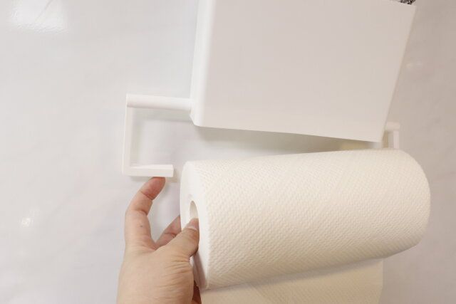 ダイソーのnoma ラップ＆キッチンペーパーホルダー（マグネット）のキッチンペーパーを外す