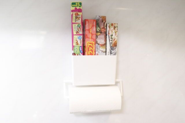 ダイソーのnoma ラップ＆キッチンペーパーホルダー（マグネット）を冷蔵庫に設置