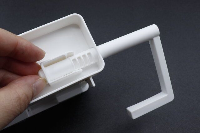 ダイソーのnoma ラップ＆キッチンペーパーホルダー（マグネット）を組み立てる様子