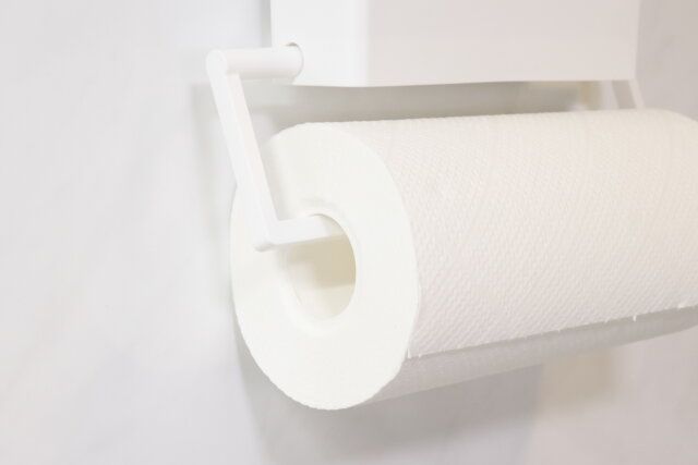 ダイソーのnoma ラップ＆キッチンペーパーホルダー（マグネット）につけたキッチンペーパーと壁面の隙間の様子