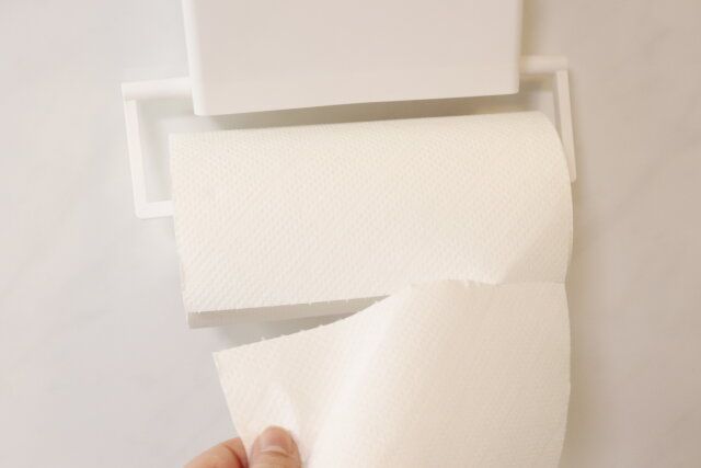 ダイソーのnoma ラップ＆キッチンペーパーホルダー（マグネット）にキッチンペーパーを設置