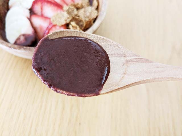 「フルッタフルッタ お家でアサイーボウル」をスプーンですくっている様子