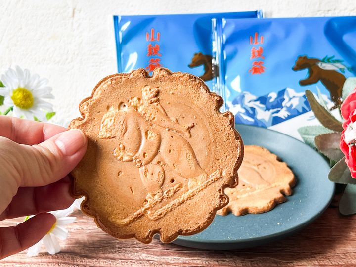 手に持った「山親爺」と個別包装の「山親爺」