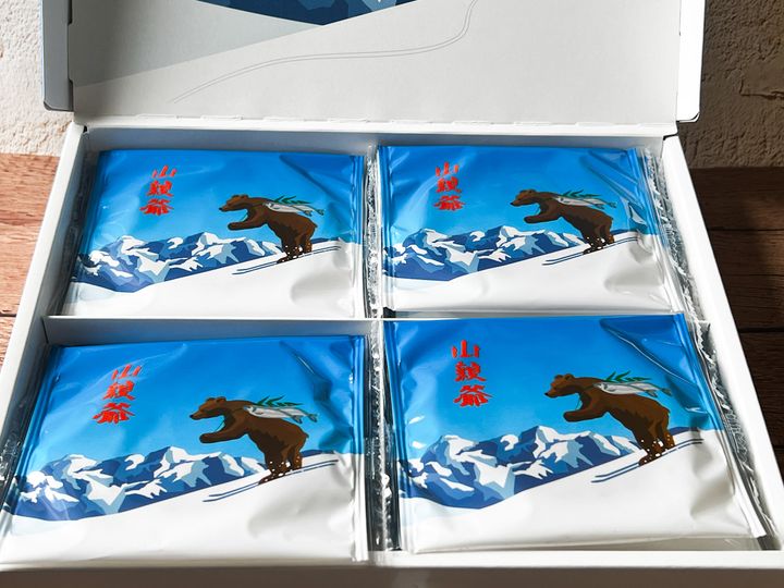 箱の中に入った個別包装の「山親爺」