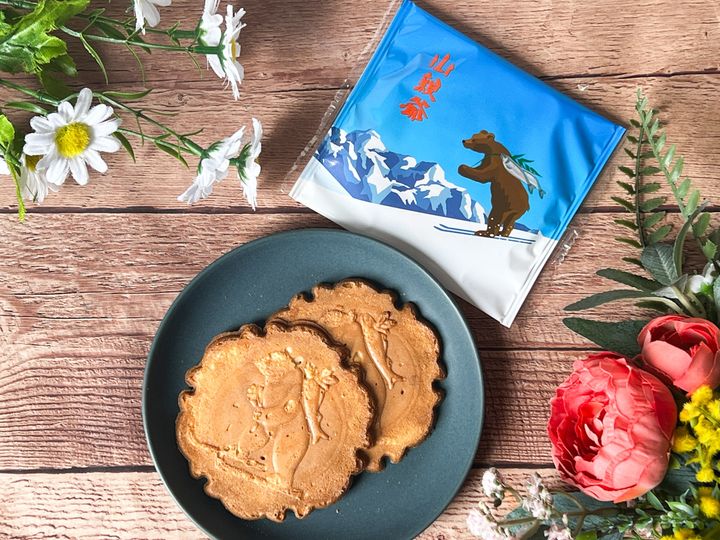 テーブルに並んだ「山親爺」とパッケージ