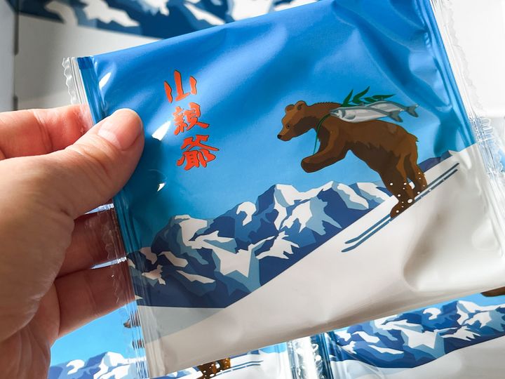 個別包装には外パッケージと同じスキーを滑る熊のイラストがプリント