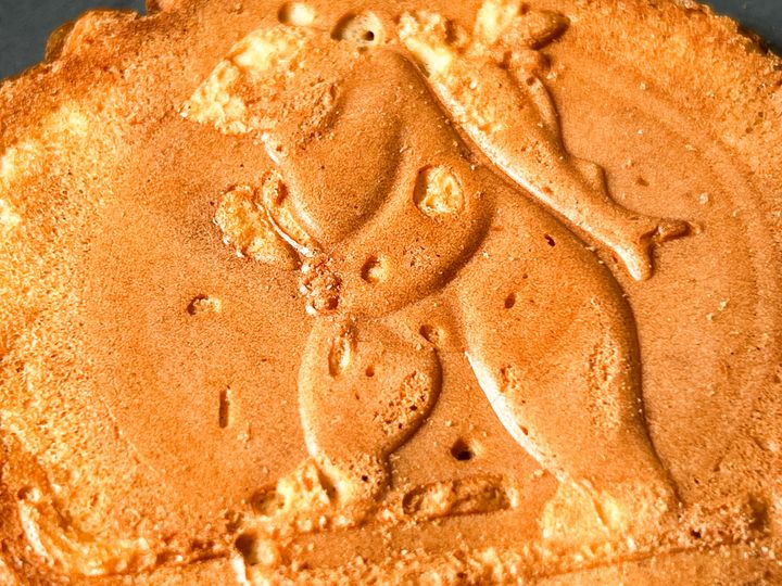 こんがりときつね色に焼かれた煎餅に、くっきりと熊が浮かび上がっている