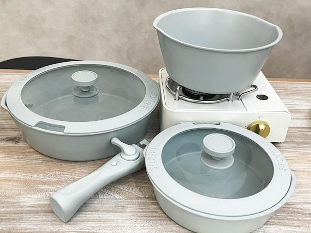 テーブルに並べられた「フライパン6点セット」