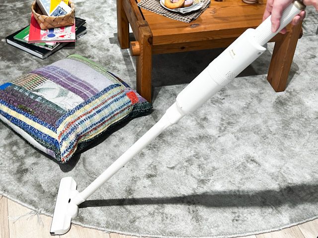 手に持った「スリム2WAYスティッククリーナー」