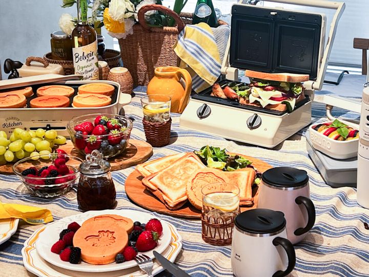 テーブルに並べられたBRUNOの春夏新商品